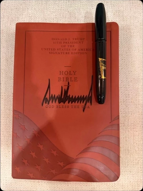 Bible et stylo Donald Trump